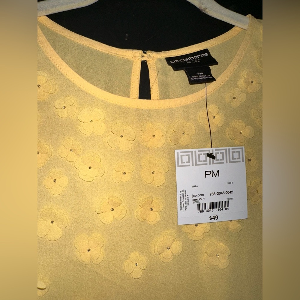 Liz Claiborne Pale Yellow Floral Appliqué Shell